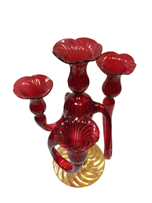 Candeliere 4 fiamme in vetro soffiato di colore rosso/oro, prodotto lavorato, rifinito e decorato completamente a mano. Made in Italy. Dimensioni: cm 21 x 34 h. In negozio e online su tuttochic.live