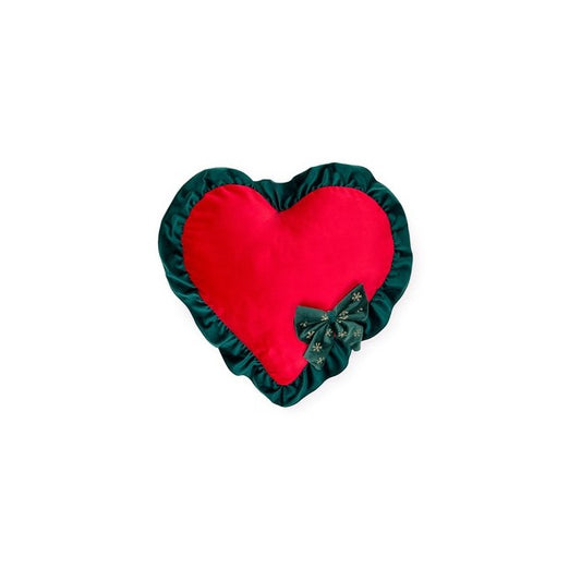 Cuscino Cuore "Bear Wonderland" è un'opera d'arte per la tua casa. Realizzato con un morbido velluto e a forma di cuore con una delicata balza, questo cuscino è disponibile in due eleganti colori. Aggiungi un tocco di lusso e stile alla tua casa. Dimensioni: 47x52 cm. In negozio e online su tuttochic.live