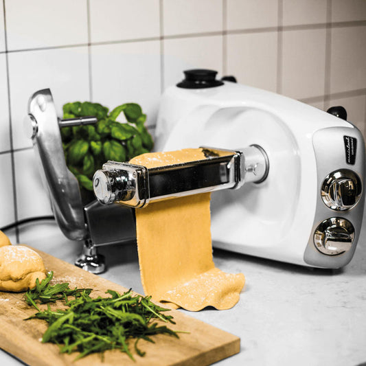 Il rullo Lasagne produce sfoglie di pasta per realizzare lasagne, ravioli e tortellini e spaghetti per Assistant di Ankarsrum. In negozio e online su tuttochic.live