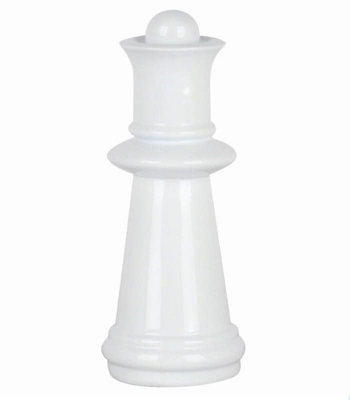 Scultura a forma di regina degli scacchi in poliresina bianco lucido, h 38 cm, design moderno Ambienti Glamour, oggettistica di lusso, Tutto Chic.