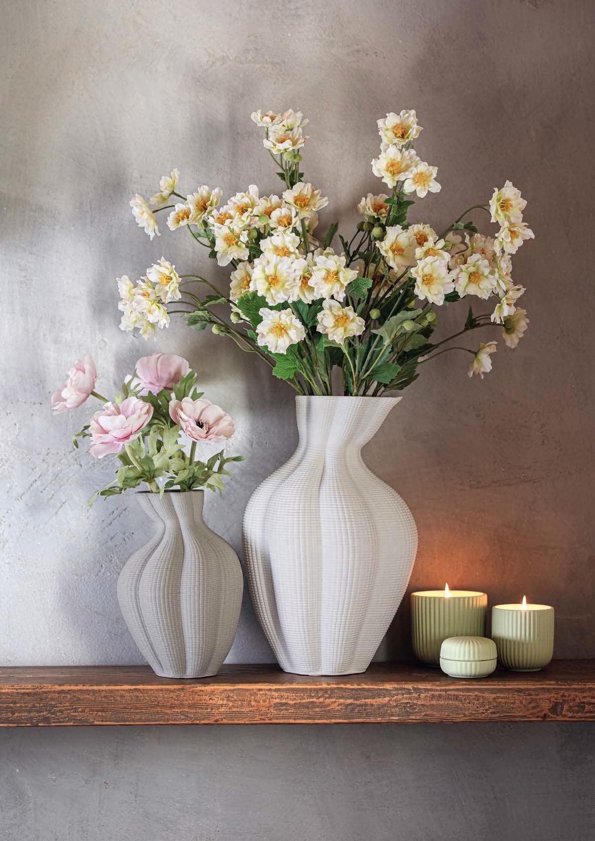 Vaso decorativo obliquo L "Atena". Realizzato in ceramica di colore grigio con stampante 3D. Dimensioni: cm Ø 18 x 28 h. In negozio e online su tuttochic.live