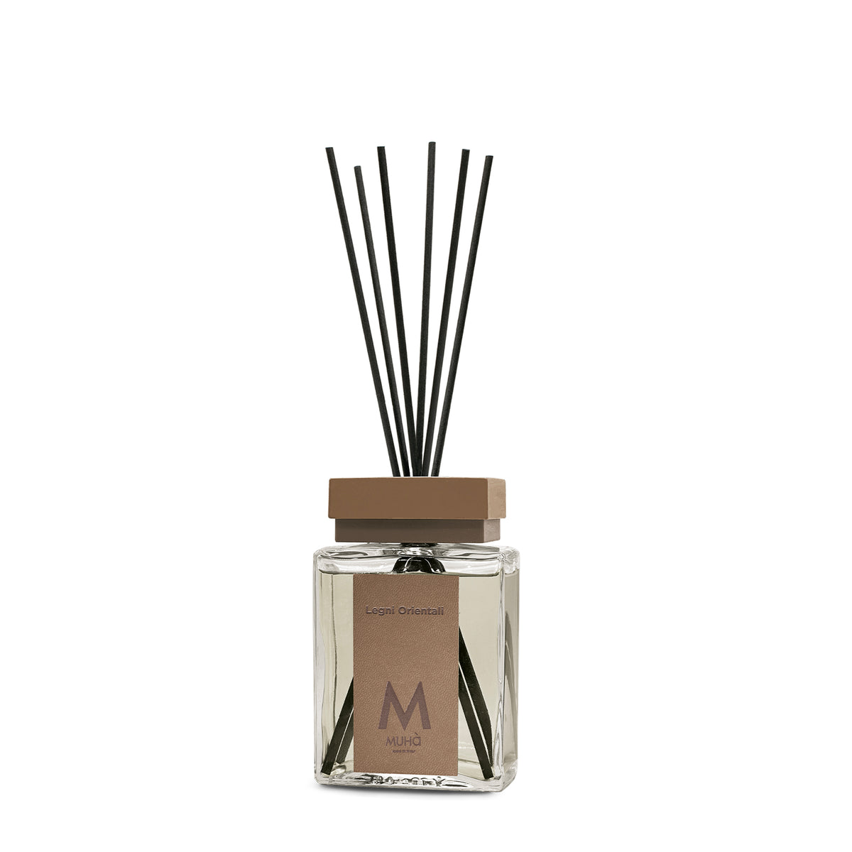 Profumatore d'ambiente con bastoncini in fibra, bottiglia in vetro rettangolare con 100 ml di fragranza e tappo in zama colorato. In negozio e online su tuttochic.live
