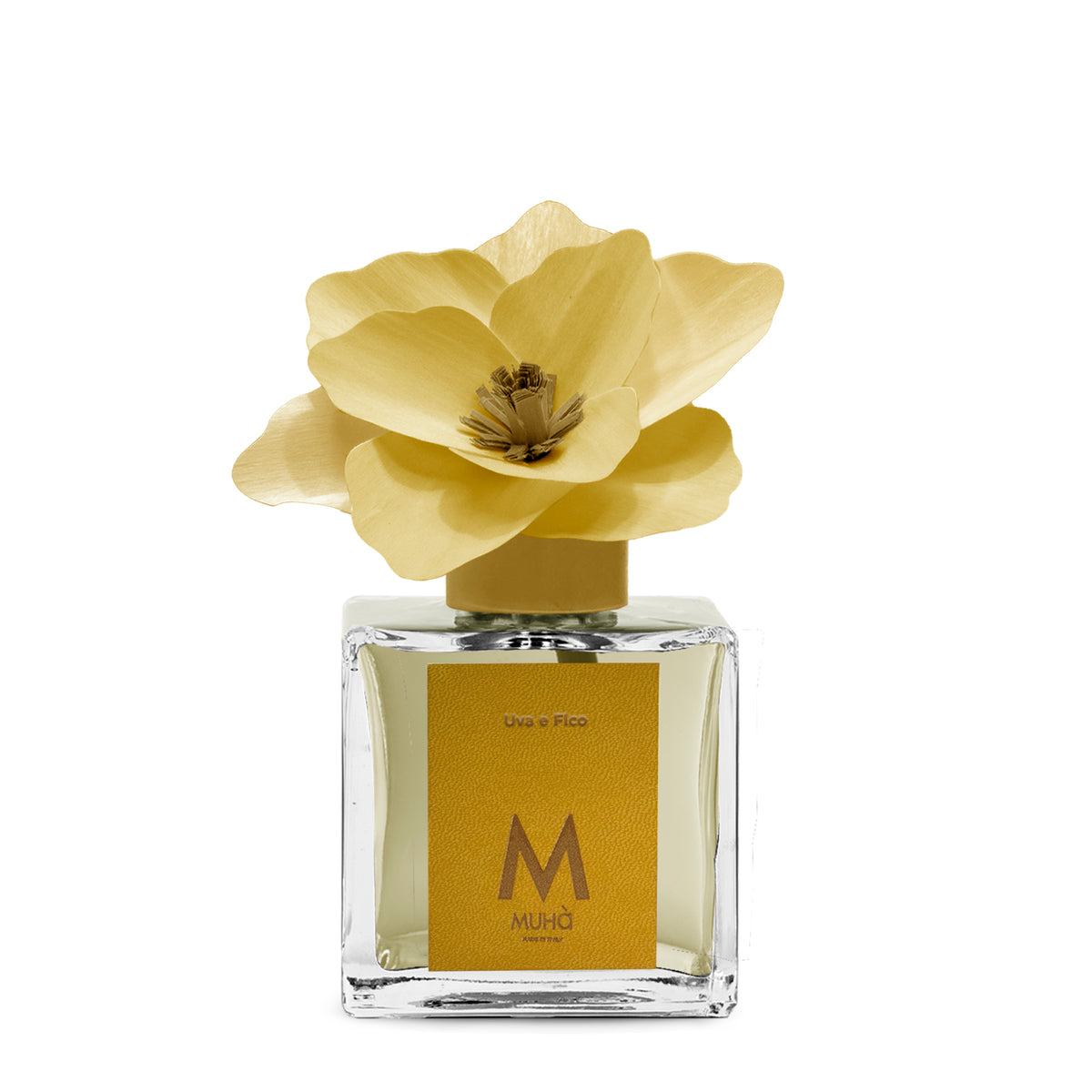 Diffusore d’ambiente con bottiglia in vetro con tappo in zama si accompagna a una magnolia in legno di betulla per diffondere 250 ml di fragranza Uva e Fico. tuttochic.live