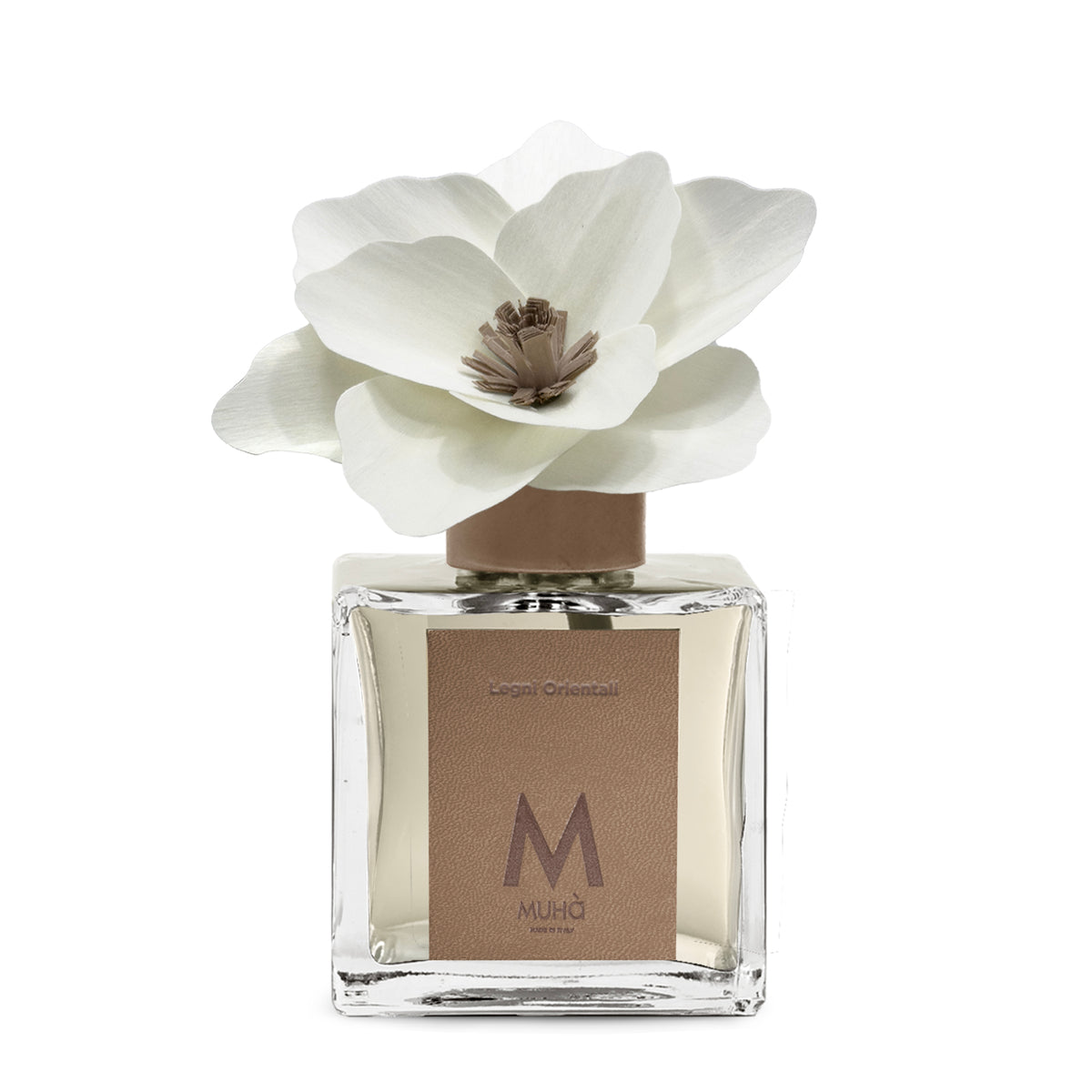 Diffusore d’ambiente con bottiglia in vetro con tappo in zama si accompagna a una magnolia in legno di betulla per diffondere la fragranza Legni Orientali. tuttochic.live