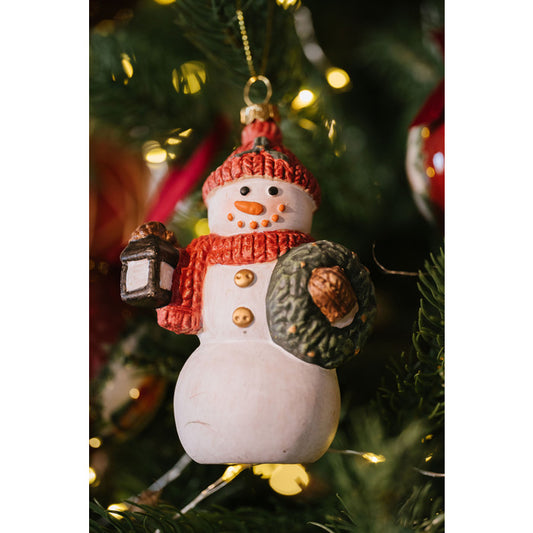 Realizzato in plastica decorata, questo decoro per albero di Natale si appende facilmente e dona un tocco di eleganza e originalità alla tua festa. Aggiungi un tocco di fantasia al tuo albero con il pupazzo di neve che incanterà grandi e piccini. Dimensioni: cm 8.1 x 4.6 x 12.5. In negozio e online su tuttochic.live