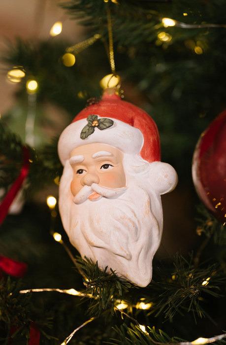 Rendi il tuo albero di Natale ancora più magico con l'aggiunta di questo delizioso addobbo a forma di testa di Babbo Natale. Realizzato in elegante plastica decorata, questo decoro trasmette un'atmosfera di lusso e raffinatezza al tuo albero. Dimensioni: cm 8.1 x 4.6 x 12.5. In negozio e online su tuttochic.live