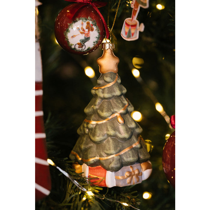 Aggiungi un tocco di magia al tuo albero di Natale con il nostro addobbo a forma di abete natalizio. Realizzato con plastica decorata, questo adorabile addobbo aggiungerà un tocco elegante e festoso alla tua decorazione natalizia. Dimensioni: 7.6 x 7.2 x 13.2 cm. In negozio e online su tuttochic.live