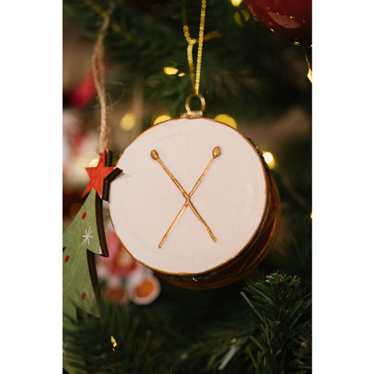 Esalta i tuoi ambienti con l'elegante addobbo Tamburo. Questa decorazione in plastica a forma di tamburo è perfetta per il tuo albero di Natale, con un tocco di lusso e stile che trasformerà la tua casa in un meraviglioso Wonderland di Natale. Dimensioni: 9.3 x 4.1 x 7.3 cm. In negozio e online su tuttochic.live