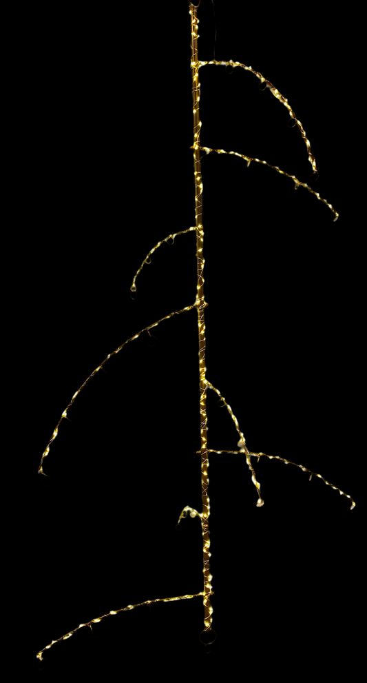 Struttura in metallo da appendere, color oro effetto bronzo, con 8 archetti distribuiti sull'asse corredati da anelli che servono per appendere decorazioni natalizie, pasquali, primaverili.. La struttura e circondata da un filo metallico con 500 microled. Dimensioni: Ø 77 x h 144 cm. In negozio e online su tuttochic.live