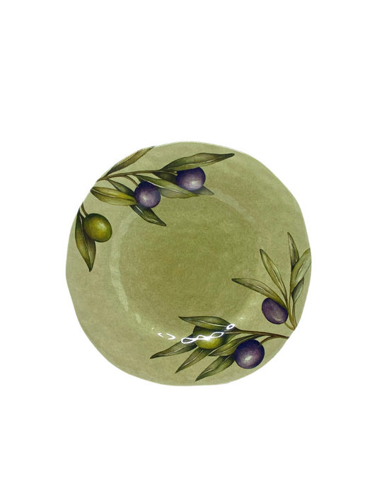 Set di 2 piatti frutta in melamina decorati con foglie e frutti d'ulivo. La melamina, un materiale resistente, leggero, altamente igienico e di facile manutenzione. Dimensioni singolo piatto: cm Ø 21. Lavabile in lavastoviglie. Non Utilizzabile in microonde e in forno tradizionale. In negozio e online su tuttochic.live