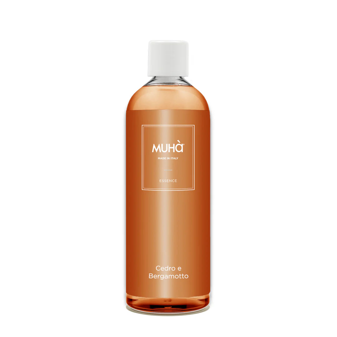 Ricarica per profumatore d'ambiente 100 ml. Info sulla fragranza CEDRO E BERGAMOTTO La fragranza racchiude la calda luce e la vitale energia degli agrumi. Il sentore di buccia d’arancia e mandarino avvolge come il sole di settembre che scalda l’anima. In negozio e online su tuttochic.live