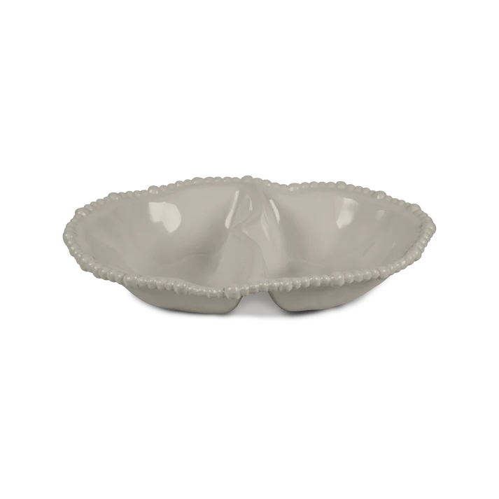Antipastiera in melamina tortora dell'innovativa collezione Joke. Tonalità pastello e caratteristico bordo rivestito di micro sfere ornamentali fanno della linea in melamina un ottimo alleato per la tavola. Praticità che si unisce all’estetica. Dimensioni: 33 x 22.5 cm , H 7 cm. In negozio e online su tuttochic.live