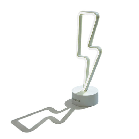 Illumina il tuo spazio con la lampada neon da tavolo Bolt! Funziona con 3 batterie stilo Peso: 160 g Dimensioni: cm 11 x 8,5 x 29,5. In negozio e online su tuttochic.live