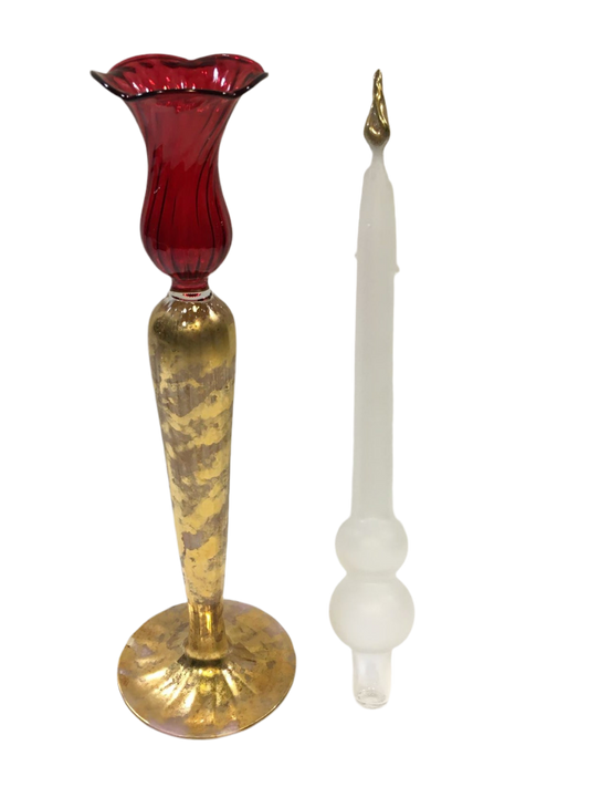 Candeliere e candela in vetro soffiato rosso/oro, prodotto lavorato, rifinito e decorato completamente a mano. Made in Italy. Dimensioni: cm 10 x 60 h (candeliere cm 10x32, candela cm 4,5x33). In negozio e online su tuttochic.live