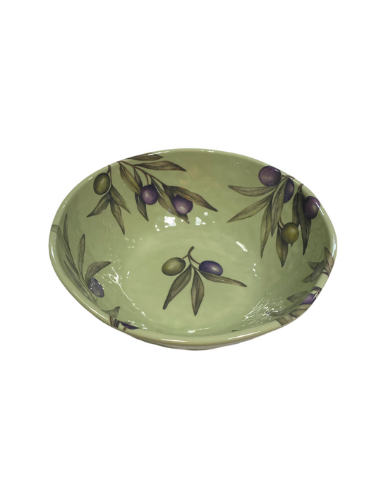 Insalatiera in melamina con decoro di foglie e frutti d'ulivo. La melamina, un materiale resistente, leggero, altamente igienico e di facile manutenzione. Dimensioni cm Ø 28 x 9,5 h. Lavabile in lavastoviglie. Non Utilizzabile in microonde e in forno tradizionale. In negozio e online su tuttochic.live