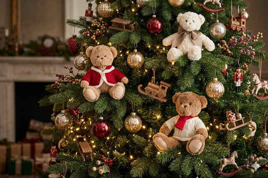 Orsetti di peluche vintage posizionati tra i rami di un albero di Natale decorato in stile classico.
