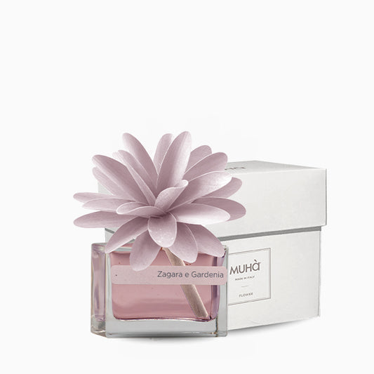 Profumatore d'ambiente con fiore in legno colorato, bottiglia in vetro rettangolare con 30 ml di fragranza. In negozio e online su tuttochic.live