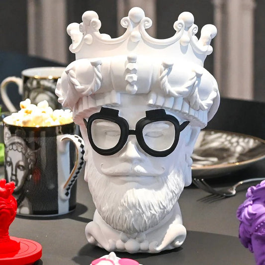 Testa Decorativa in poliresina L’hipster, incarna lo spirito di coloro che abbracciano la diversità, la creatività e uno stile di vita alternativo. Dedicato agli innovatori culturali, ai curatori di tendenze e a coloro che cercano la bellezza nell’eclettismo Dimensioni: h 25,5 cm. In negozio e online su tuttochic.live