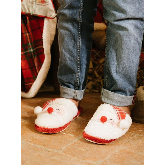 Accompagna le tue feste con le nostre eleganti ciabatte Babbo Natale, realizzate in morbido poliestere e raffiguranti il viso del caro vecchio Babbo. Disponibili in quattro misure diverse per soddisfare ogni esigenza, saranno l'accessorio perfetto per creare un'atmosfera magica. In negozio e online su tuttochic.live