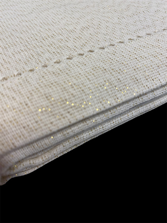 Tovaglia rettangolare in cotone di colore avorio e oro. Dimensioni: cm 140 x 240. 75% Cotone 25% Lurex Made in India. In negozio e online su tuttochic.live