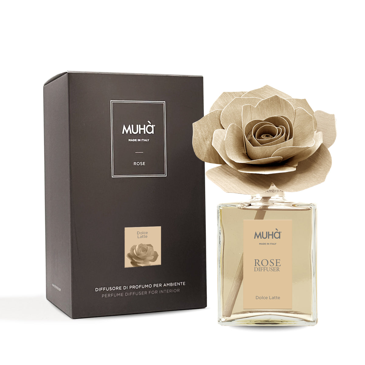Profumatore d'ambiente Muhà Rose Diffuser Dolce Latte in flacone grande squadrato di vetro trasparente con essenza color crema, etichetta verticale beige e diffusore artigianale a forma di rosa in legno color panna, Tutto Chic.
