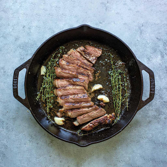 Tegame tondo in ghisa sia per la cucina casalinga che professionale Ideale per cuocere qualsiasi pietanza: carne, verdure, contorni e sughi. Compatibile con i fornelli ad induzione• Adatta per il forno, fornello, griglia e fuoco• Dimensione: 37 x 30,48 Ø x 5,7 cm• Peso: 3,43 kg. In negozio e online su tuttochic.live