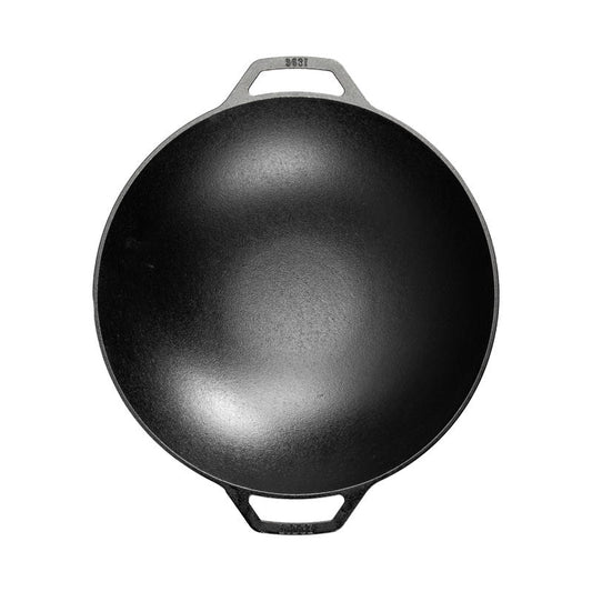 Wok tonda in ghisa con due comode maniglie che semplificano le manovre in cucina e durante la cottura. Progettata con pareti profonde per mantenere al centro tutto il contenuto, ideale per la frittura e la cottura al vapore. Dimensione: Ø 35,5 x 12 cm• Peso: 2,89 kg. In negozio e online su tuttochic.live