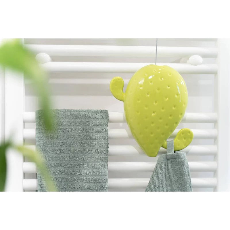 Gli umidificatori da termosifone “Cactus pala” pensati per essere appesi ai termosifoni di ogni stanza e possono essere lasciati lì tutto l’anno come elemento decorativo. Peso: 400 gr Dimensioni: 20 x 20 x 6 cm Utilizzo: umidificatore per termosifone, vaso per fiori da parete. In negozio e online su tuttochic.live