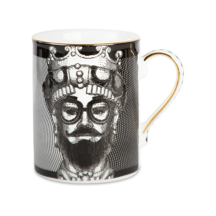 Mug in porcellana L’hipster incarna lo spirito di coloro che abbracciano la diversità, la creatività e uno stile di vita alternativo. Dedicato agli innovatori culturali, ai curatori di tendenze e a coloro che cercano la bellezza nell’eclettismo Dimensioni: Ø 8 cm, H 10,5 cm. In negozio e online su tuttochic.live