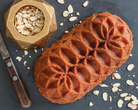 Stampo per dolce Jubilee Loaf stampo Bundt per le occasioni importanti, per un'eleganza sopra le righe.• Rivestimento interno antiaderente• Made in USA. In negozio e online su tuttochic.live