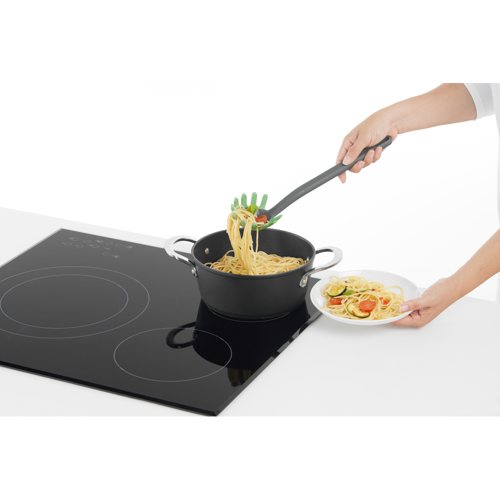 Mestolo per servire tutti i tipi di pasta lunga, come spaghetti e tagliatelle, senza scivolare. I suoi rebbi, rivestiti in Silicone Platinico, proteggono le tue pentole e padelle da possibili graffi. Dimensioni: cm 8 x 30. In negozio e online su tuttochic.live