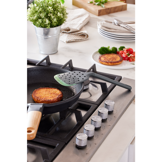 Uno strumento essenziale per chi ama girare le cose più e più volte. Questa paletta beneficia della forma e dell'angolazione perfette per sollevare, girare e servire pesci o bistecche di carne, hamburger o verdure - senza romperli. Dimensioni: cm 9,4 x 30,6 Lavabile in lavastoviglie. In negozio e online su tuttochic.live