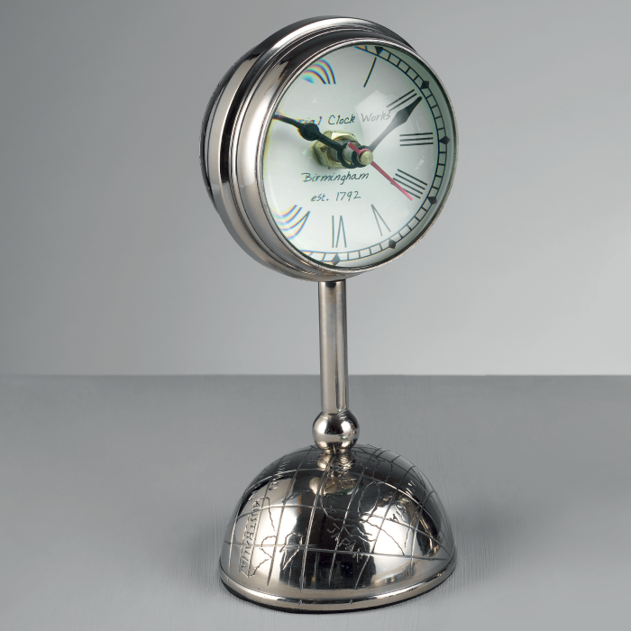 Orologio da tavolo in fusione di alluminio. Dimensione: 11 x 11 x 24 h. cm. Funziona con 1 batteria stilo (inclusa). In negozio e online su tuttochic.live