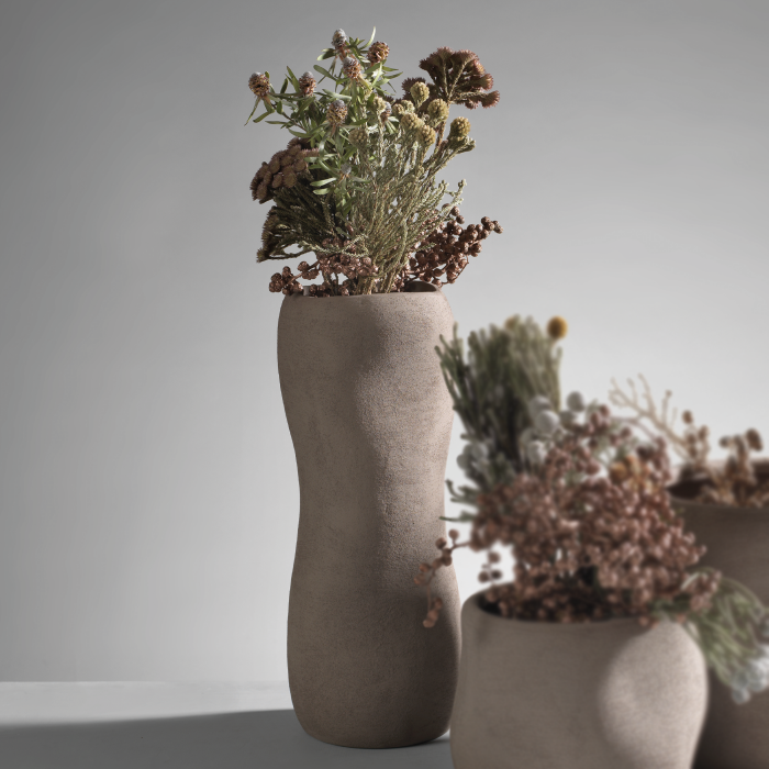Vaso in ceramica tortora Mascagni Casa Ø 15,5 x H 38 cm con rami decorativi rosa