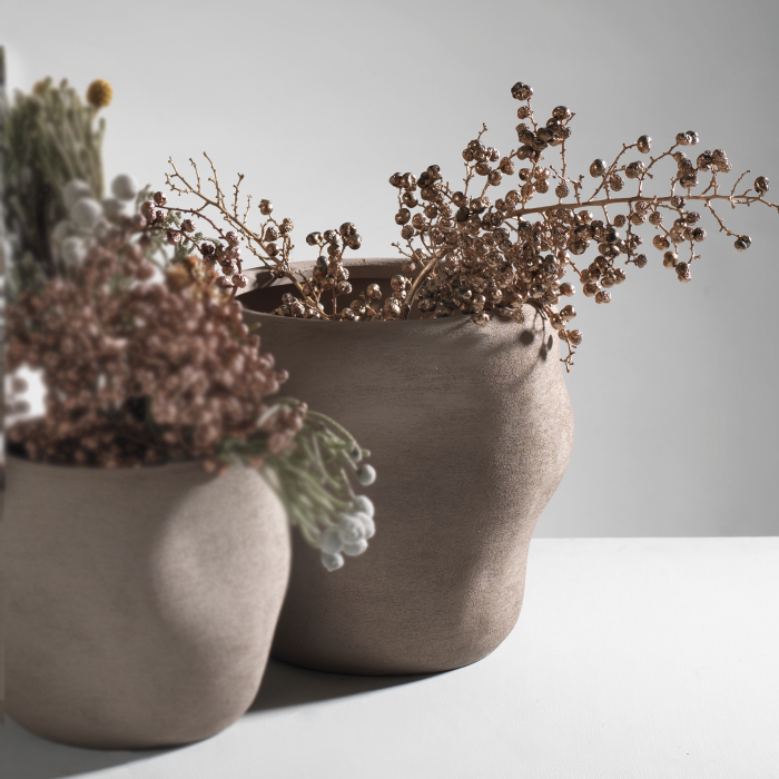 Vaso in ceramica tortora opaca Mascagni Casa Ø 24 x H 22, cm con rami decorativi rosa