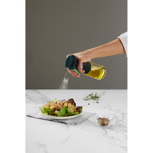 Prepara piatti più sani risparmiando olio grazie a questo spruzzatore d'olio. Ideale da usare con la friggitrice ad aria! Con una pratica bottiglia di vetro da 150 ml lavabile in lavastoviglie. Dimensioni: cm Ø 6 x h 20 - Peso: 194 gr. In negozio e online su tuttochic.live
