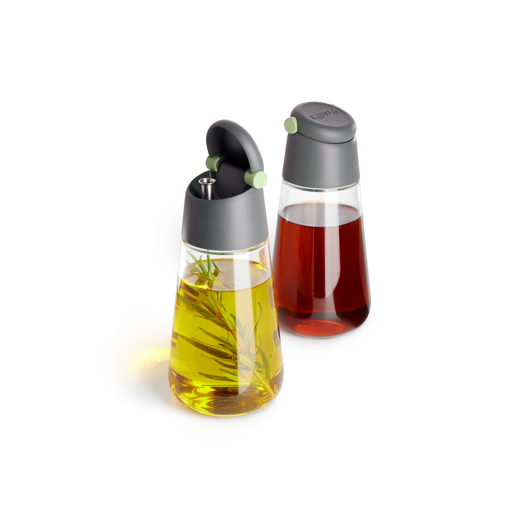 Un set perfetto di 2 dispenser per olio e aceto da usare in cucina e a tavola. Condisci i tuoi piatti con maggiore controllo inclinando la bottiglia! In negozio e online su tuttochic.live
