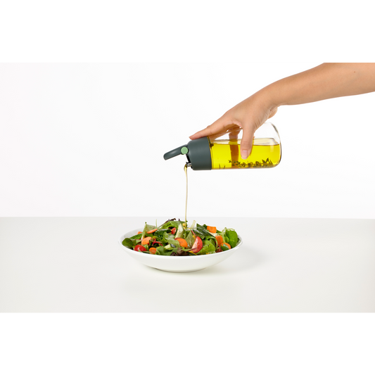 Un set perfetto di 2 dispenser per olio e aceto da usare in cucina e a tavola. Condisci i tuoi piatti con maggiore controllo inclinando la bottiglia! In negozio e online su tuttochic.live
