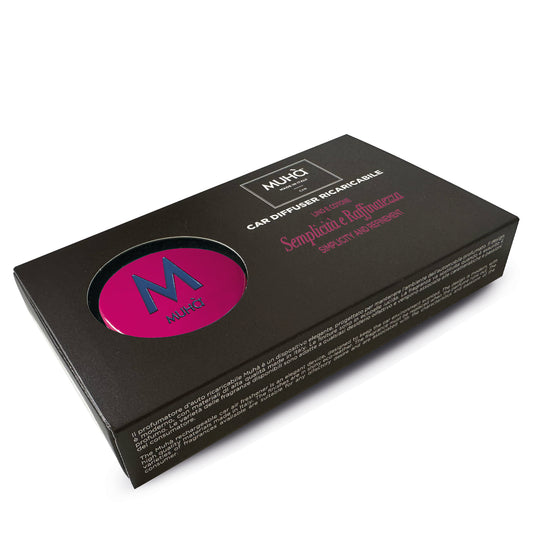 Rivestito in ecopelle lucida rosa, dal design accattivante e moderno, con rilascio graduale di profumi ricchi e corposi che garantiscono una lunga durata. Lino e Cotone Fragranza intensa, semplice e raffinata ispirata al profumo di pulito. Dimensioni: Ø 5,3 cm. In negozio e online su tuttochic.live
