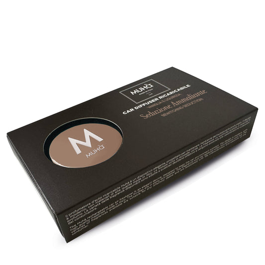 Rivestito in ecopelle lucida color cuoio, dal design accattivante e moderno, con rilascio graduale di profumi ricchi e corposi che garantiscono una lunga durata. VANIGLIA E LIQUIRIZIA La combinazione della liquirizia nera con la delicatezza della vaniglia. Dimensioni: Ø 5,3 cm. In negozio e online su tuttochic.live