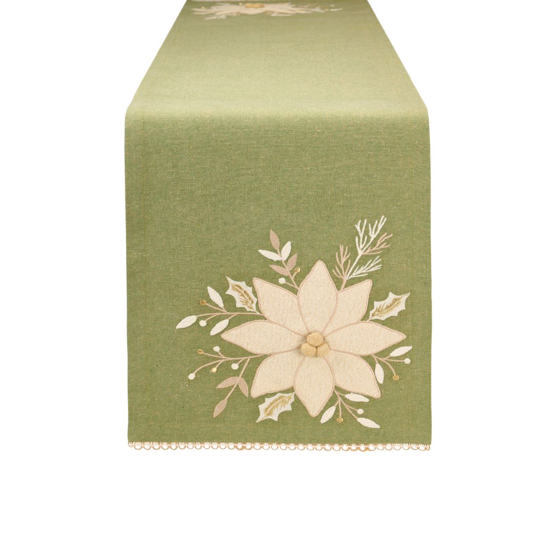 Runner natalizio in tessuto materico fiammato color verde salvia con grande ricamo a rilievo di stella di Natale panna e oro alle estremità, rifinito con bordo a passamaneria, collezione Silent Gold Nuvole di Stoffa, Tutto Chic.