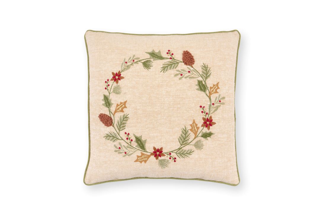 Cuscino natalizio quadrato in tessuto materico panna fiammato con ricco ricamo centrale a forma di ghirlanda di pino, pigne e bacche, rifinito con bordino verde bosco, collezione Silent Gold Nuvole di Stoffa, Tutto Chic.