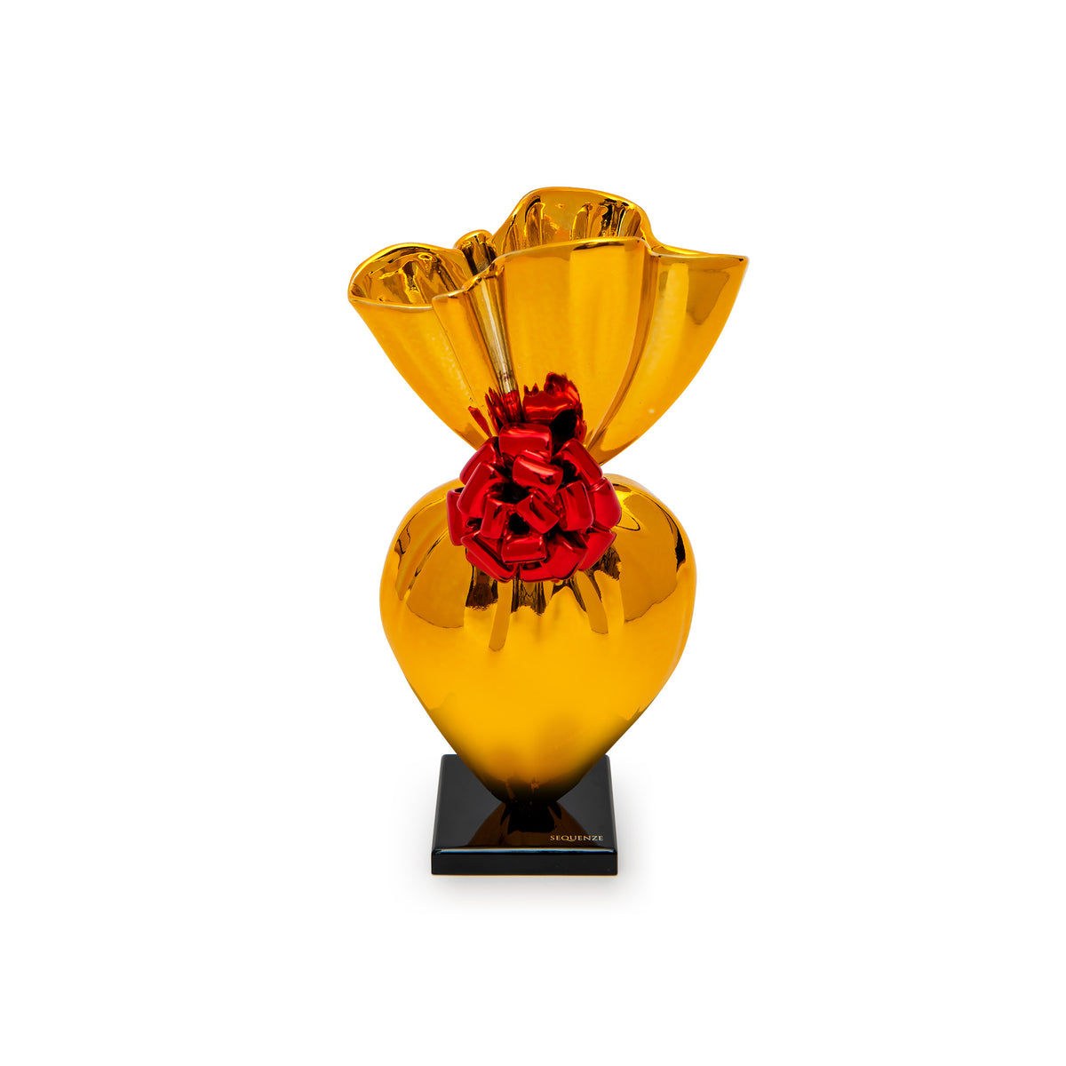 Scultura Give Yourself rappresenta un cuore avvolto con cura in una carta regalo metallizzata, pronto per un regalo unico e prezioso. Concediti l'amore e regala questo capolavoro artistico ad una persona speciale. Realizzata in resina Dimensioni: cm 6 x 5,5 x 14 h - Peso: gr. 240. In negozio e online su tuttochic.live