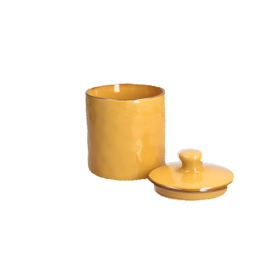Contenitore barattolo ermetico in gres porcellanato di colore ocra. Dimensioni: cm Ø 10,7 x 14,5 h - 600 ml Concerto, con le sue tonalità iconiche e forme materiche, arriva anche in cucina grazie alla nuova collezione di Barattoli. Oggetti funzionali dal sapore contemporaneo. In negozio e online su tuttochic.live