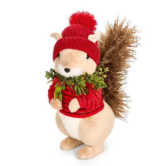 Porta il Natale nella tua casa con questo adorabile scoiattolo in peluche. Realizzato in morbido poliestere e cotone, è perfetto per decorare il tuo albero o come regalo per chi ami. Dimensioni: con cappuccio cm 20 x 20 x h 37 - con cappellino cm 16 x 26 x h 37. In negozio e online su tuttochic.live