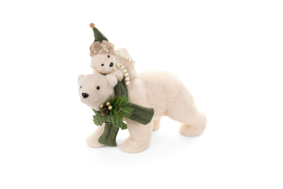 Decorazione natalizia orso polare in peluche bianco con cucciolo sul dorso, sciarpa in maglia verde bosco e pigne, di Nuvole di Stoffa.