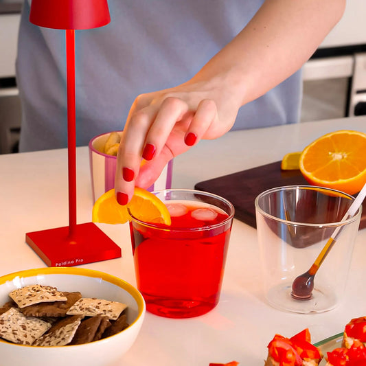 “Spritzometro” set realizzato in vetro borosilicato lavorato a mano, include due tumbler e una bacchetta di misurazione, ideati per garantire un’esperienza di aperitivo impeccabile. In negozio e online su tuttochic.live