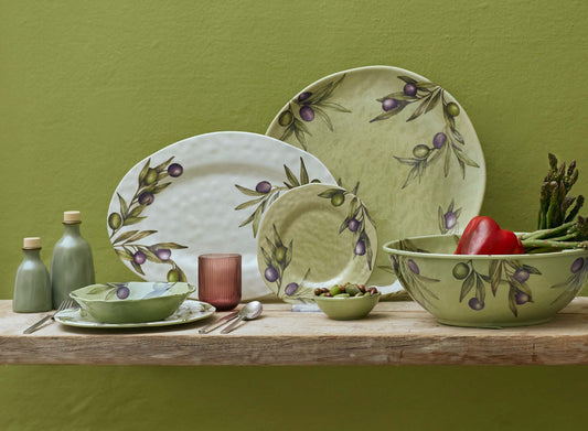 Insalatiera in melamina con decoro di foglie e frutti d'ulivo. La melamina, un materiale resistente, leggero, altamente igienico e di facile manutenzione. Dimensioni cm Ø 36 Lavabile in lavastoviglie. Non Utilizzabile in microonde e in forno tradizionale. In negozio e online su tuttochic.live