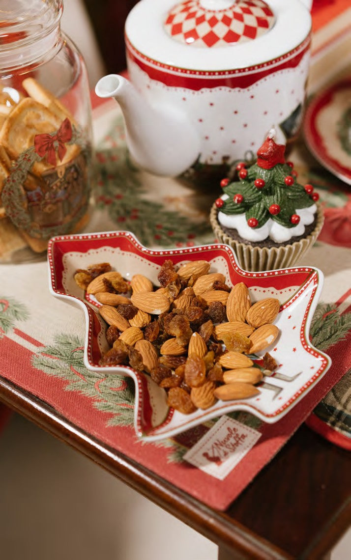 Set di due piatti in ceramica a forma di albero di Natale con decorazioni vintage di schiaccianoci e giocattoli antichi, collezione Vintage Toys Nuvole di Stoffa, Tutto Chic.