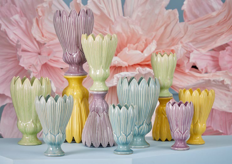 Il Vaso Freaky Foglie Coppa è un originale vaso di ceramica dipinto a mano, che con la sua forma unica e artistica aggiungerà un tocco di eclettismo e bellezza alla tua casa. Disponibile in 3 colori: Giallo - Viola e Verde chiaro Dimensioni: cm Ø 10 x h 17,5. In negozio e online su tuttochic.live